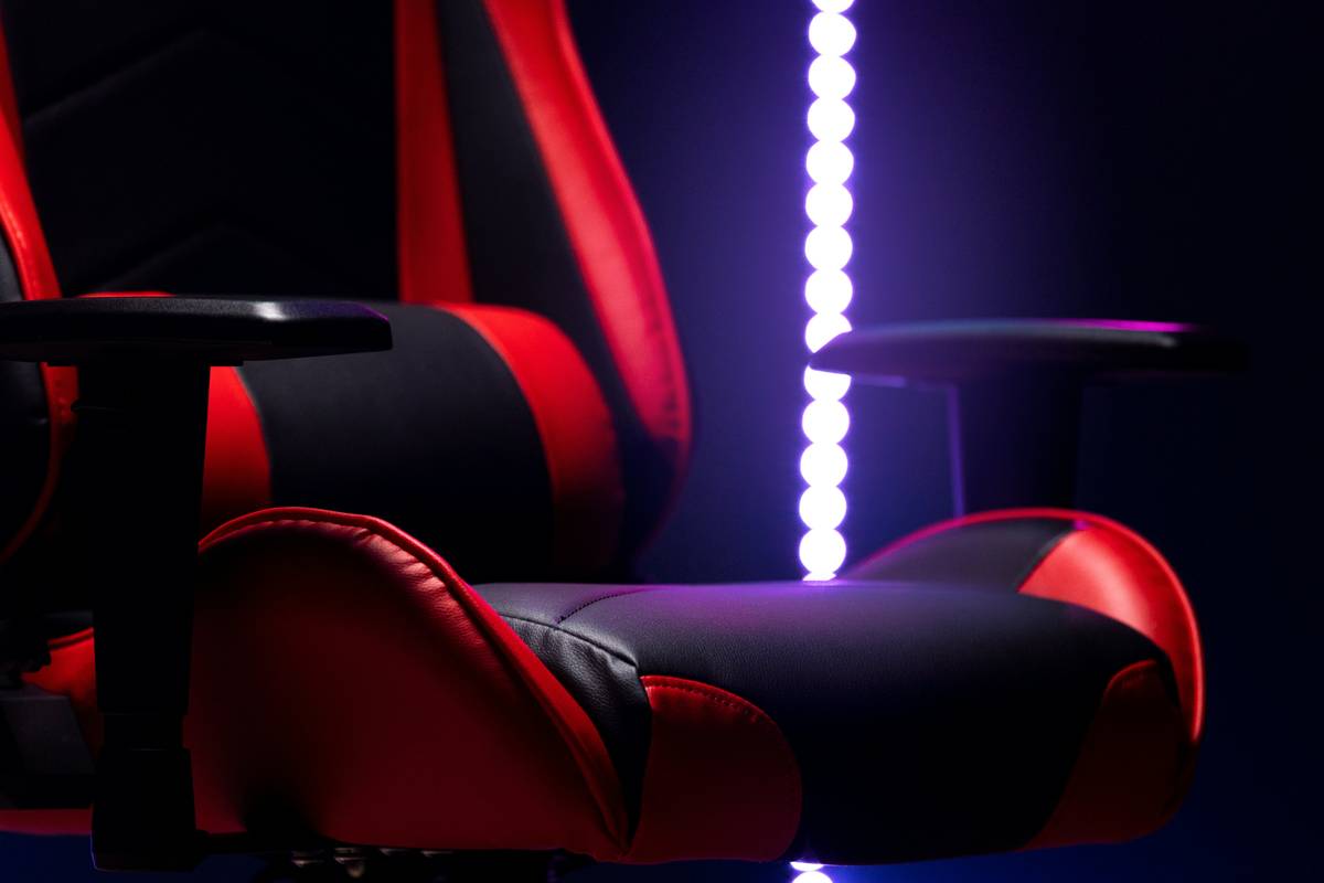 Infographic showing reduced neck strain and improved focus with gaming desk and bed setups vs traditional layouts