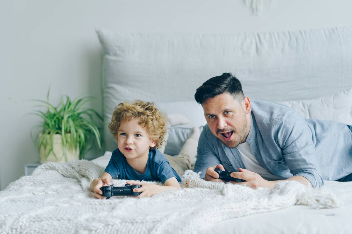 Comparison of bad vs good pc gaming in bed setups showing posture and equipment placement