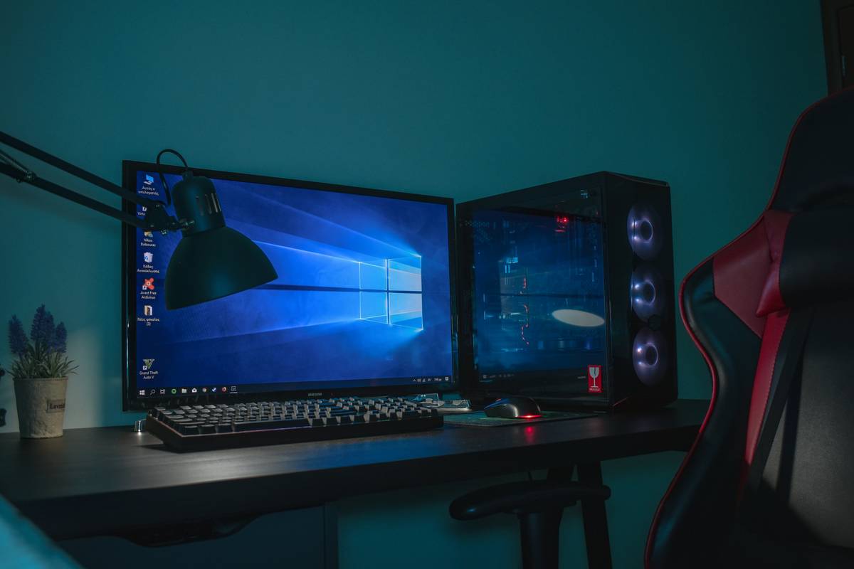 Infographic showing minimum 32-inch clearance needed for under-bed gaming setups with labeled zones for monitor, keyboard tray, and PC tower
